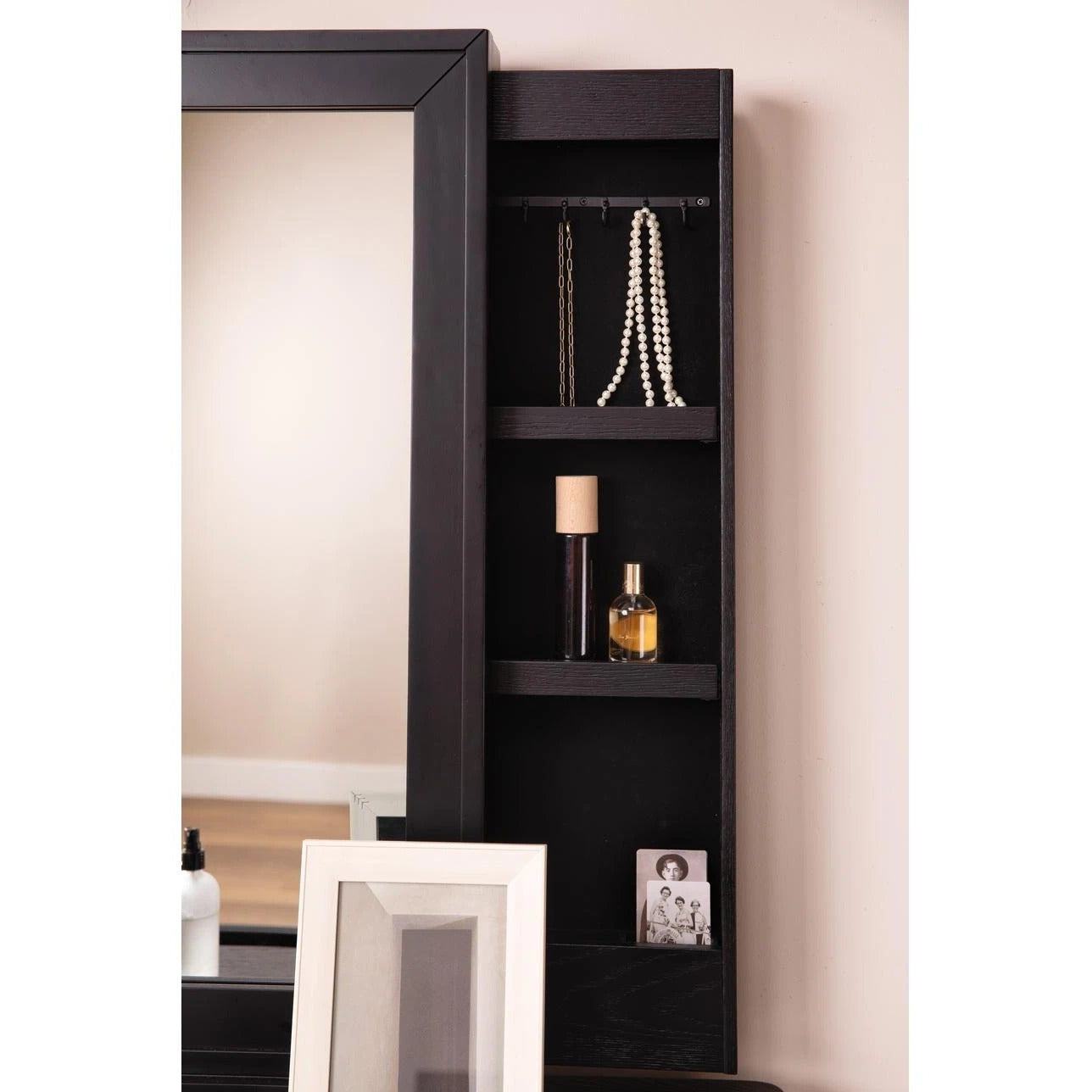 Minimalist Vanity Table With Mirror