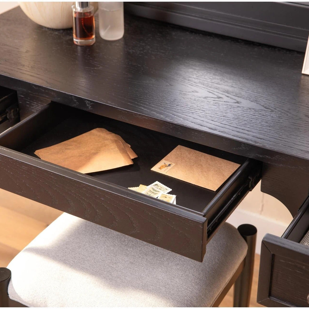 Minimalist Vanity Table With Mirror